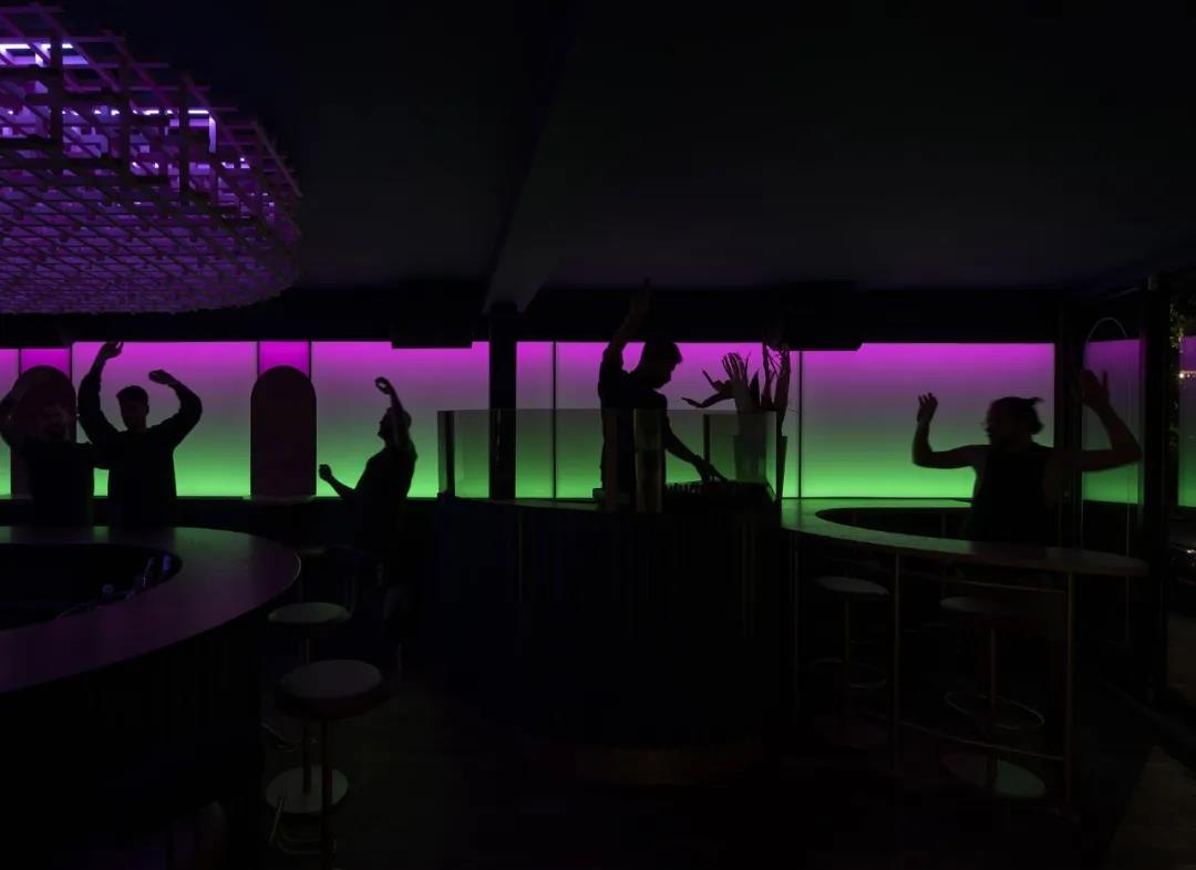 多变空间酒吧设计图